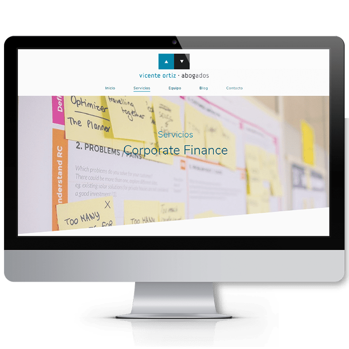 Mockup de una web corporativa diseñada y desarrollada con WordPress